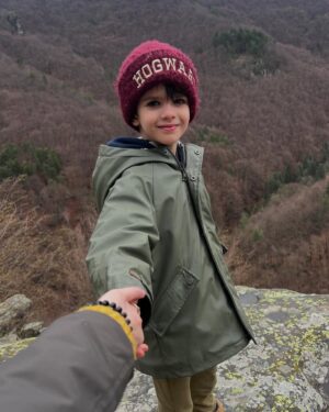 Luiza Grigorova Instagram - Дните около най-хубавия ни празник бяха изпълнени със споделеност, щастие и любов! Хапнахме много вкусно, децата бяха постоянно  мръсни, с червени бузи и огромни усмивки, е, и с няколко ранички, няма как 🤷🏻‍♀️ Потанцувахме и послушахме @svilen_noev около огъня, разхождахме се в гората, без да ни е страх от дъжда, боядисахме яйцата, търсихме съкровища, някои даже стихотворения учиха(тоест аз🤭) и сега сме вкъщи с пълни сърца. Благодарни! ❤️
