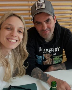 Luiza Grigorova Instagram - Дните около най-хубавия ни празник бяха изпълнени със споделеност, щастие и любов! Хапнахме много вкусно, децата бяха постоянно  мръсни, с червени бузи и огромни усмивки, е, и с няколко ранички, няма как 🤷🏻‍♀️ Потанцувахме и послушахме @svilen_noev около огъня, разхождахме се в гората, без да ни е страх от дъжда, боядисахме яйцата, търсихме съкровища, някои даже стихотворения учиха(тоест аз🤭) и сега сме вкъщи с пълни сърца. Благодарни! ❤️