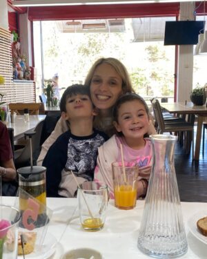 Luiza Grigorova Instagram - Дните около най-хубавия ни празник бяха изпълнени със споделеност, щастие и любов! Хапнахме много вкусно, децата бяха постоянно  мръсни, с червени бузи и огромни усмивки, е, и с няколко ранички, няма как 🤷🏻‍♀️ Потанцувахме и послушахме @svilen_noev около огъня, разхождахме се в гората, без да ни е страх от дъжда, боядисахме яйцата, търсихме съкровища, някои даже стихотворения учиха(тоест аз🤭) и сега сме вкъщи с пълни сърца. Благодарни! ❤️