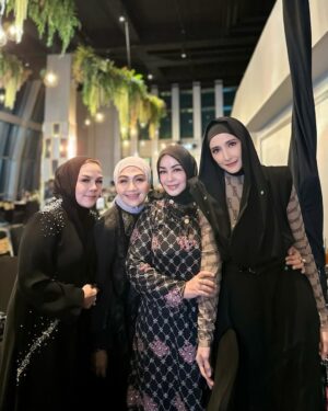 Lulu Zakaria Instagram - Indahnya bersama mereka ❤️❤️
@inekekoes 
@tien.hanafi 
@luluzakaria70