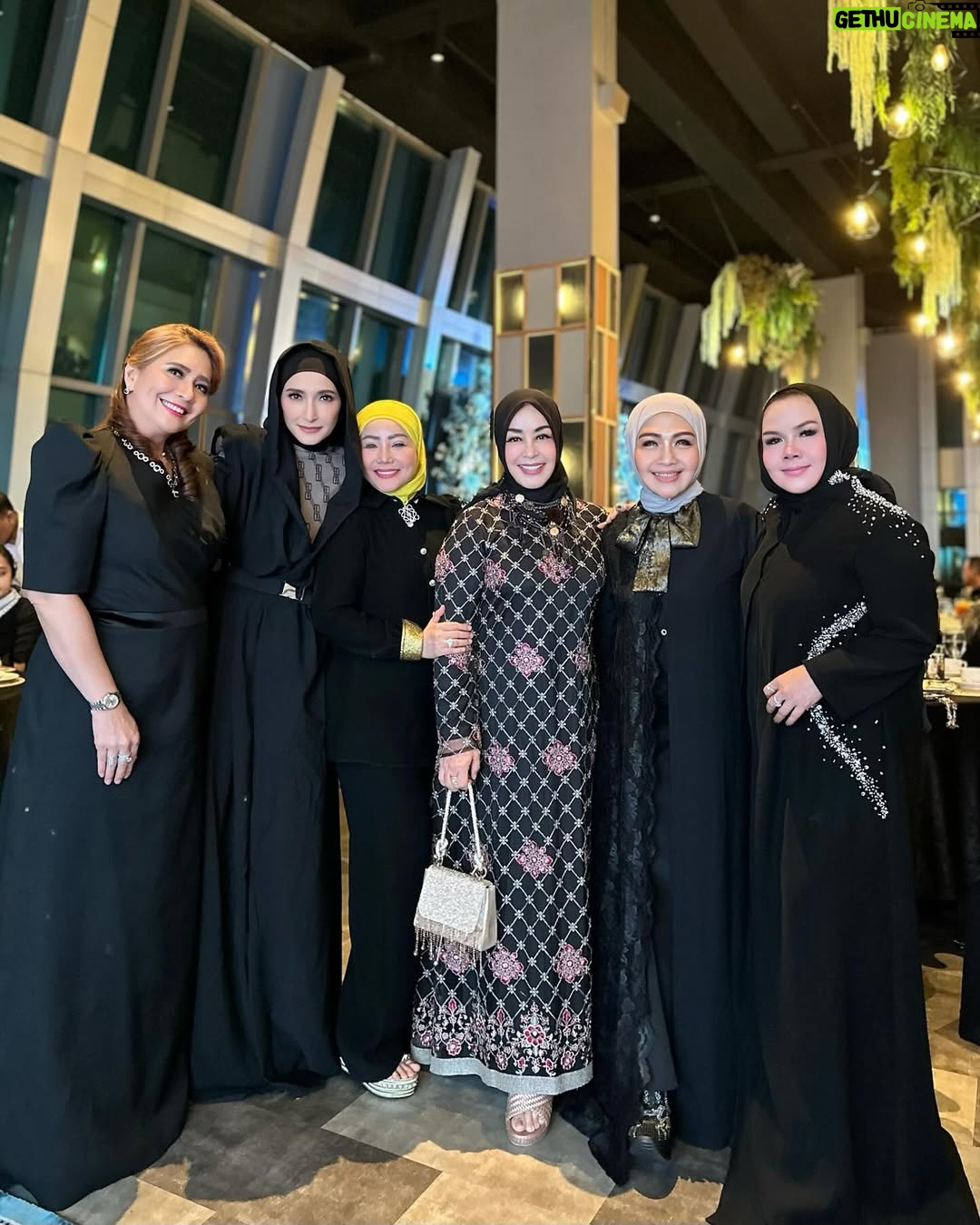 Lulu Zakaria - 606 Likes - Bahagianya bersama mereka ❤️❤️❤️
@coreta_louise
@tien.hanafi
@inekekoes
@luluzakaria70
@kristinadangdut