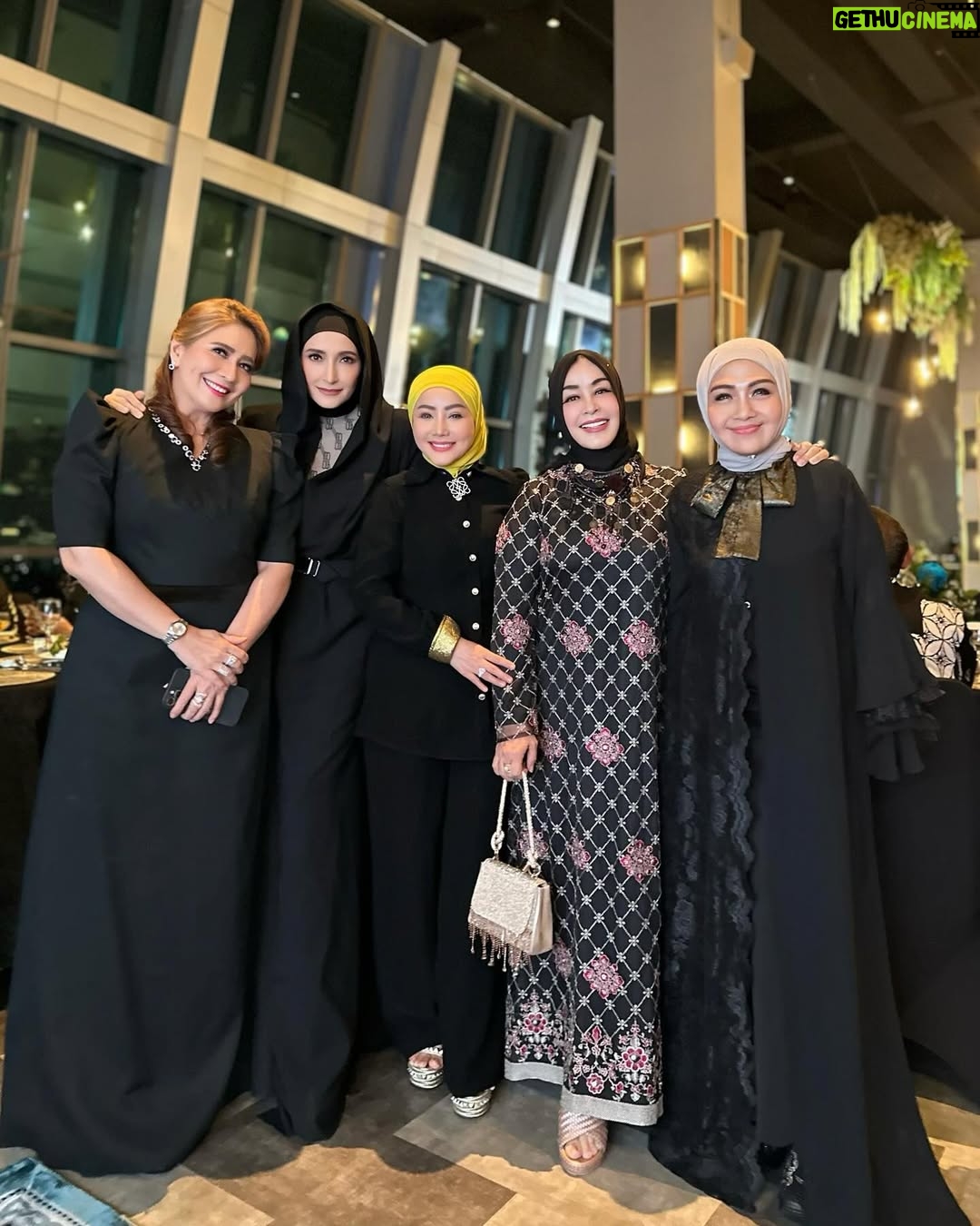 Lulu Zakaria - 606 Likes - Bahagianya bersama mereka ❤️❤️❤️
@coreta_louise
@tien.hanafi
@inekekoes
@luluzakaria70
@kristinadangdut