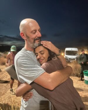 Madeleine Madden Instagram - Taking Water and Shade with some pretty special people in the Aiel Waste. 

I’m truly blown away with how our new cast members @bjoern_landberg @nukakacosterwaldau @natasha_culzac @sjostrand.set @salomesomething have brought so much colour to this show and how they brought the Aiel, kicking and screaming into the @thewheeloftime 👊🏾

@thewheeloftime @primevideo 
#thewheeloftime