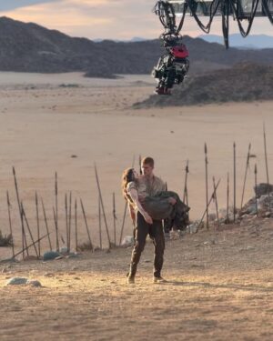 Madeleine Madden Instagram - Taking Water and Shade with some pretty special people in the Aiel Waste. 

I’m truly blown away with how our new cast members @bjoern_landberg @nukakacosterwaldau @natasha_culzac @sjostrand.set @salomesomething have brought so much colour to this show and how they brought the Aiel, kicking and screaming into the @thewheeloftime 👊🏾

@thewheeloftime @primevideo 
#thewheeloftime