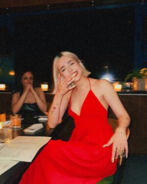 Madgal Instagram - This is what 30 looks like 🎂 🎉 
سی سالم شد.