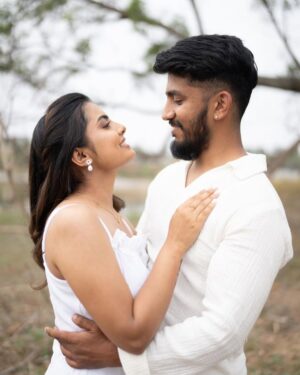 Madhu Gowda Instagram - As lot of people were asking us are we in LOVE ??? 💞
A Big “YES” to this question !
I’m over joyed to share this moment with you all 
Cheers to our 4yrs togetherness🥰
ನಿಮ್ಮಪ್ರೀತಿ ಇರಲಿ ನಮ್ಮಪ್ರೀತಿಯ ಮೇಲೆ🫶🏻 
#nidhu 

🎥 @suhas_sapthagiri 
MUA- @makeupartistryby_yashjain