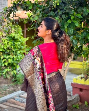 Madhu Gowda Instagram - Just a girl who loves saree & …? #madhugowda