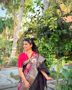 Madhu Gowda Instagram - Just a girl who loves saree & …? #madhugowda