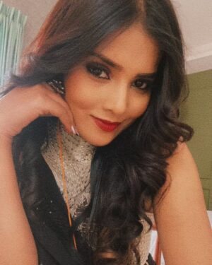 Madhushree Byrappa Instagram - All this social media shit don’t matter. Make sure you’re happy in real life 
HAPPY NIGHT ✨🤎

Saree : @sm_fashion_studio_