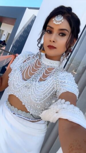 Madhushree Byrappa Instagram - Bts of marriage want more..??

Outfit: @classy_renthouse 
Pearl cape : @sm_fashion_studio_ 
Styling: myself 🤎