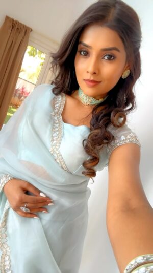 Madhushree Byrappa Instagram - Beautiful saree : @inayadesignerstudio
Nails : @cosmiclashesandnails
Makeup : @basavarajhuballi 
Hair : @chavanlatha
