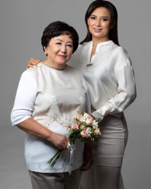 Madina Saduakasova Instagram - Туған күніңмен , Мама ❤️💐! 
Негізі, анамның өзі өнерге , әншілікке жақын , ақ жарқын мінезді, үнемі күлімдеп, жадырап жүретін , ортаны гүлдендіріп, жандырып жібереді өзі 😍
“ Мама “ деген әнде осы кісіге деген барлық сезімдерім, махаббатым тұр ❤️
Сондықтан болар, “ Мама” әні халықтың жүрегінен орын тапқаны ) 
Жүз жаса, Анашым 😘 Ортамызда осылай құлпырып жүре бер ❤️ @umbetova_kultay ❤️🌹