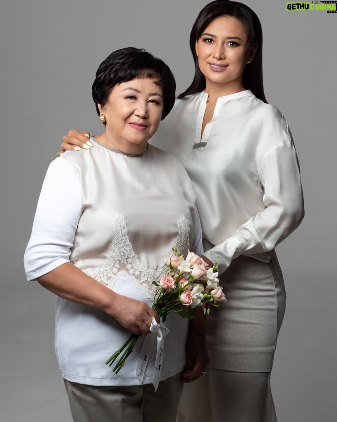 Madina Saduakasova - 47.8K Likes - Туған күніңмен , Мама ❤️💐!
Негізі, анамның өзі өнерге , әншілікке жақын , ақ жарқын мінезді, үнемі күлімдеп, жадырап жүретін , ортаны гүлдендіріп, жандырып жібереді өзі 😍
“ Мама “ деген әнде осы кісіге деген барлық сезімдерім, махаббатым тұр ❤️
Сондықтан болар, “ Мама” әні халықтың жүрегінен орын тапқаны )
Жүз жаса, Анашым 😘 Ортамызда осылай құлпырып жүре бер ❤️ @umbetova_kultay ❤️🌹