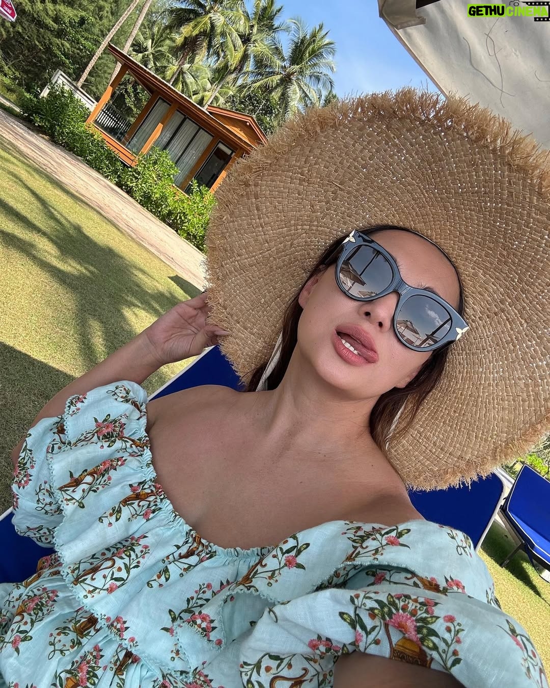 Madina Saduakasova - 46.2K Likes - 2024-ке 💥зарядталып алдық ! Тайландтың 36 ☀️күйдік #витD, Андаман теңізінің тұзды суы, SPA, 🥥🍉🍍🥑 смузилар, шырындар ….
Бір бірімізден алған зарядты айтсаңызшы 👨👩👦❤️👍 #Отбасылықдемалыс
Рахмет саған , Тай🌴❤️Өз елімізге таяйық ✈️ Жоспар көп, жұмыс көп ! Жаңа күшпен , жаңа дүниелерді бастаймыз!
Олжаста да жұмыс , Әнуар сабақтан қалған бір апта оқуын қуып жету керек 🏃🏾♀️
2024 - гі мендегі жоспарлар таудай 😇 Командам заряженный Мәкеңді күтіп отыр ! Биыл бұйырса , Сіздерді қуантатын жаңалықтарым көп 😘😘 Сағындым , сүйдім , елде кездескенше 😘😘 Ақ жол бізге! #тайланд2024🌴