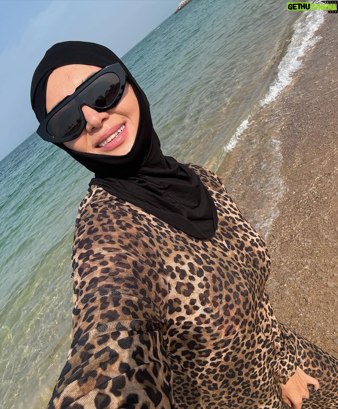 Madina Saduakasova - 52.7K Likes - Таныдыңыздар ма ? Біз Катар еліндеміз ! 😍☀️🌴!!!
Бұл елде осылай киінбесем басқа амал жоқ 🤷♀️
Қалай ойлайсыз неге ? Үш нұсқа айтайын
1 Катар ең ыстық елдердің бірі ☀️🌞🥵
2 Бұл елдің ережесі осындай ( ашық купальникпен суға түсуге болмайды 👙❌
3 Отельде Қазақстандықтар өте көп , купальникпен жүру ұяттау ☺️
Дұрысын жазғандарға 5К🔥 3 рет !
