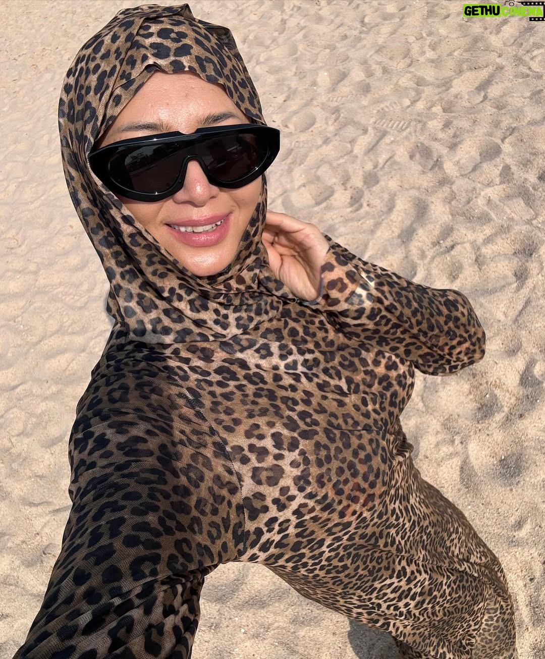 Madina Saduakasova - 52.7K Likes - Таныдыңыздар ма ? Біз Катар еліндеміз ! 😍☀️🌴!!!
Бұл елде осылай киінбесем басқа амал жоқ 🤷♀️
Қалай ойлайсыз неге ? Үш нұсқа айтайын
1 Катар ең ыстық елдердің бірі ☀️🌞🥵
2 Бұл елдің ережесі осындай ( ашық купальникпен суға түсуге болмайды 👙❌
3 Отельде Қазақстандықтар өте көп , купальникпен жүру ұяттау ☺️
Дұрысын жазғандарға 5К🔥 3 рет !