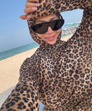 Madina Saduakasova Instagram - Таныдыңыздар ма ? Біз Катар еліндеміз ! 😍☀️🌴!!! 
Бұл елде осылай киінбесем  басқа амал жоқ 🤷‍♀️
Қалай ойлайсыз неге ? Үш нұсқа айтайын 
1 Катар ең ыстық елдердің бірі ☀️🌞🥵
2 Бұл елдің ережесі осындай ( ашық купальникпен суға түсуге болмайды 👙❌
3 Отельде Қазақстандықтар  өте көп , купальникпен жүру ұяттау ☺️
Дұрысын жазғандарға 5К🔥  3 рет !