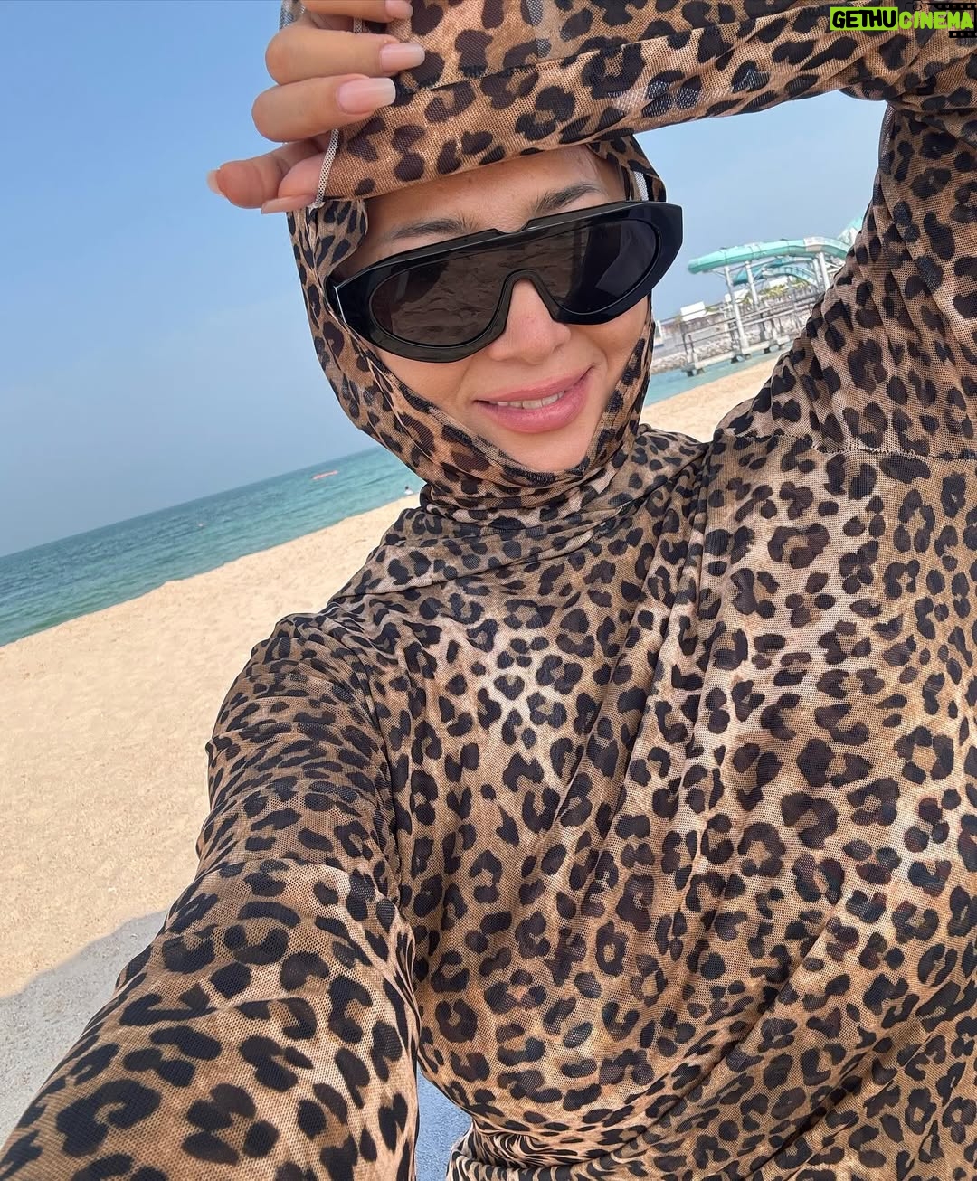 Madina Saduakasova - 52.7K Likes - Таныдыңыздар ма ? Біз Катар еліндеміз ! 😍☀️🌴!!!
Бұл елде осылай киінбесем басқа амал жоқ 🤷♀️
Қалай ойлайсыз неге ? Үш нұсқа айтайын
1 Катар ең ыстық елдердің бірі ☀️🌞🥵
2 Бұл елдің ережесі осындай ( ашық купальникпен суға түсуге болмайды 👙❌
3 Отельде Қазақстандықтар өте көп , купальникпен жүру ұяттау ☺️
Дұрысын жазғандарға 5К🔥 3 рет !