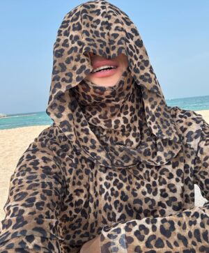 Madina Saduakasova Instagram - Таныдыңыздар ма ? Біз Катар еліндеміз ! 😍☀️🌴!!! 
Бұл елде осылай киінбесем  басқа амал жоқ 🤷‍♀️
Қалай ойлайсыз неге ? Үш нұсқа айтайын 
1 Катар ең ыстық елдердің бірі ☀️🌞🥵
2 Бұл елдің ережесі осындай ( ашық купальникпен суға түсуге болмайды 👙❌
3 Отельде Қазақстандықтар  өте көп , купальникпен жүру ұяттау ☺️
Дұрысын жазғандарға 5К🔥  3 рет !