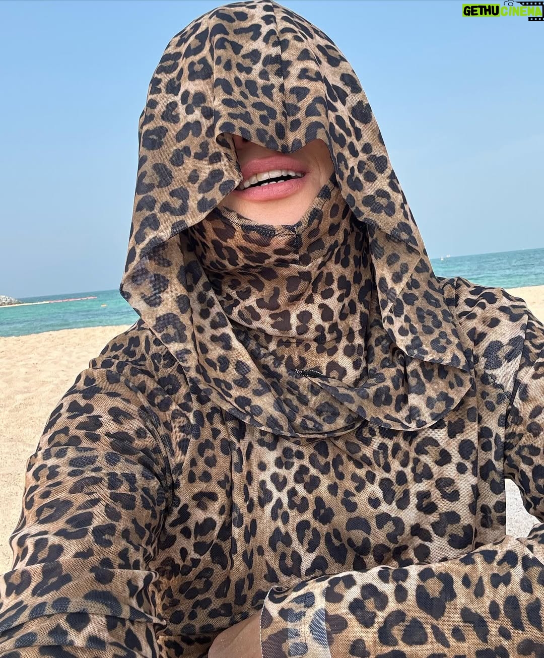 Madina Saduakasova - 52.7K Likes - Таныдыңыздар ма ? Біз Катар еліндеміз ! 😍☀️🌴!!!
Бұл елде осылай киінбесем басқа амал жоқ 🤷♀️
Қалай ойлайсыз неге ? Үш нұсқа айтайын
1 Катар ең ыстық елдердің бірі ☀️🌞🥵
2 Бұл елдің ережесі осындай ( ашық купальникпен суға түсуге болмайды 👙❌
3 Отельде Қазақстандықтар өте көп , купальникпен жүру ұяттау ☺️
Дұрысын жазғандарға 5К🔥 3 рет !