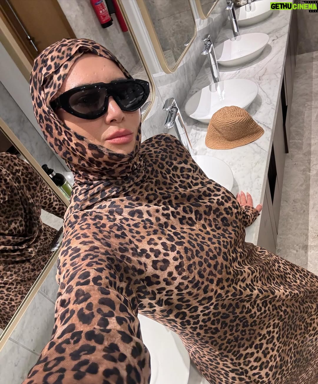 Madina Saduakasova - 52.7K Likes - Таныдыңыздар ма ? Біз Катар еліндеміз ! 😍☀️🌴!!!
Бұл елде осылай киінбесем басқа амал жоқ 🤷♀️
Қалай ойлайсыз неге ? Үш нұсқа айтайын
1 Катар ең ыстық елдердің бірі ☀️🌞🥵
2 Бұл елдің ережесі осындай ( ашық купальникпен суға түсуге болмайды 👙❌
3 Отельде Қазақстандықтар өте көп , купальникпен жүру ұяттау ☺️
Дұрысын жазғандарға 5К🔥 3 рет !