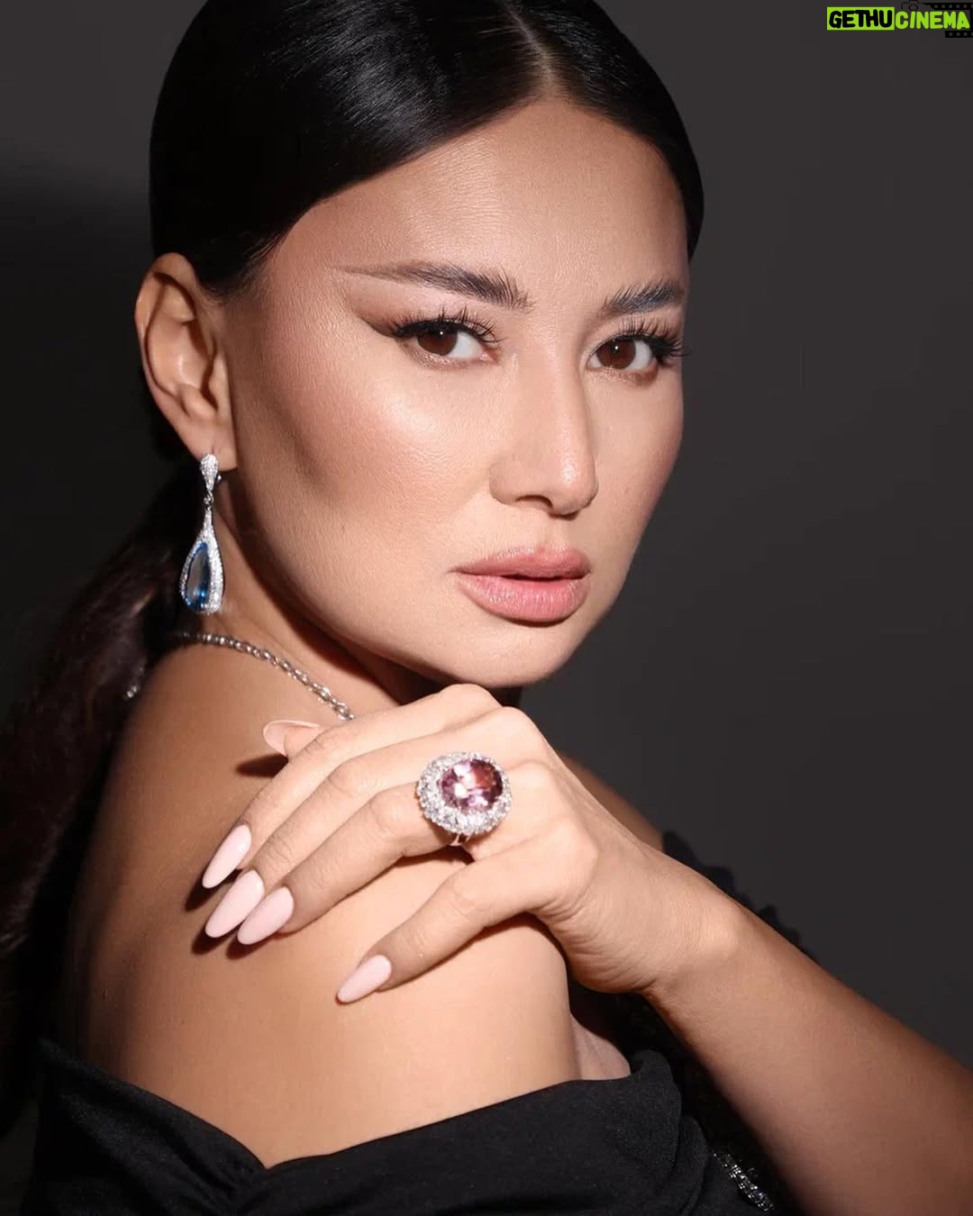 Madina Saduakasova - 49.6K Likes - Уақытқа бағынбайтын әдемілік , сұлулық
Көшпелі өмірдің рухы мен жаңа заманның салтанатты үйлесімі @saltanat.houseofdiamonds
Бұл махаббат мәңгілікке Saltanat House of Diamonds💛