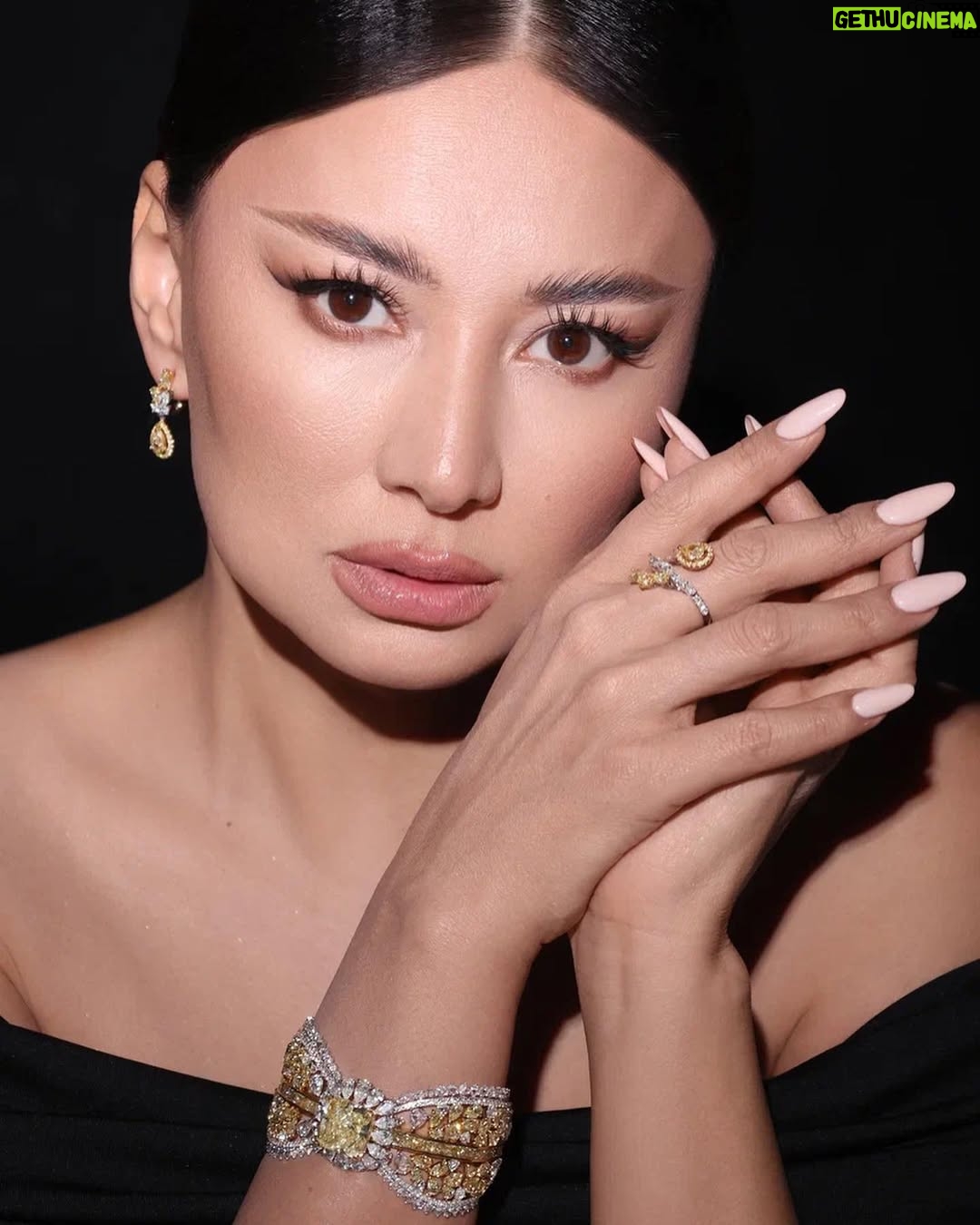 Madina Saduakasova - 49.6K Likes - Уақытқа бағынбайтын әдемілік , сұлулық
Көшпелі өмірдің рухы мен жаңа заманның салтанатты үйлесімі @saltanat.houseofdiamonds
Бұл махаббат мәңгілікке Saltanat House of Diamonds💛