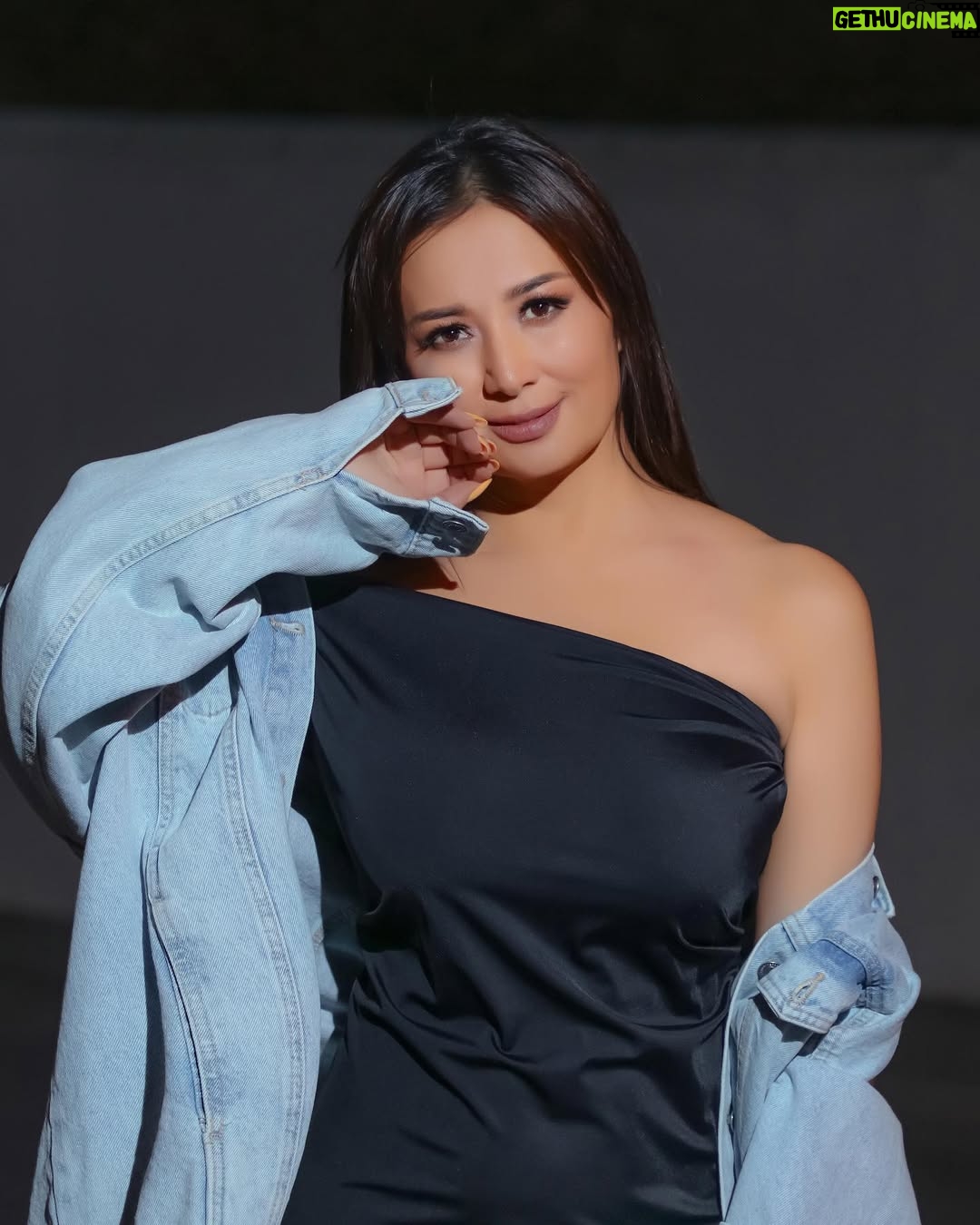 Madina Saduakasova - 45.4K Likes - Қой , құрсын , түсейін жерге таудан ✌️Тик - Токқа тіркеле қойып едім , тек өзімді және дауысым қойылған неше түрлі видеолар көріп кеттім 🙄😏Таудағы “ Муха- ның “ жыры бітті ма өзі ? Жабайықшы бұл “ теманы” 🙏😅