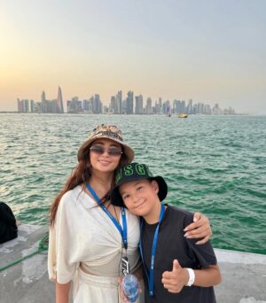 Madina Saduakasova Instagram - Катар еліндегі жазғы демалысымыз , ауа райының  50 градус ☀️ыстыққа қарамастан өте күшті болды ! Биыл ғана ашылған,  өзінің super аквапаркі бар @rixospremiumqetaifan бар құрметі мен қызметін көрсетті , сол жақтағы @rustar_online_tourism аэропорттан қарсы алып, қалаған күнімізде  Доха қаласын аралатты , Qatar елінің тарихымен, мәдениетімен таныстырды,  шығарып салды 👍
Біз болса, 😄 дым істемей от души * демалдық, теңізге түстік, аквапарктың аттракциондарына @smagulov_anuar_ - мен амал жоқтан барып , сырғанадық🤪 , қыдырдық, халқымен танысып , біліп , көріп , риза болып , рахмет айтып өзіміздің отанымызға , Алматымызға қайттық ❤️ 
Қанша жылдар бойы бізді шет елге демалыстарға жіберетін @arttourismkz компаниясына , менің жеке турагентыма @zaituna_sz рахмет үлкен ❤️🌹 
Сіздерде де болатын шығар , демалыс тез бітіп , бір түрлі аз болып қалған сияқты сезім😅 Катардан осылай қайттық) Біраздан соң қайтып келеміз , значит*
Келесі кездескенше , Катар 🇶🇦 !