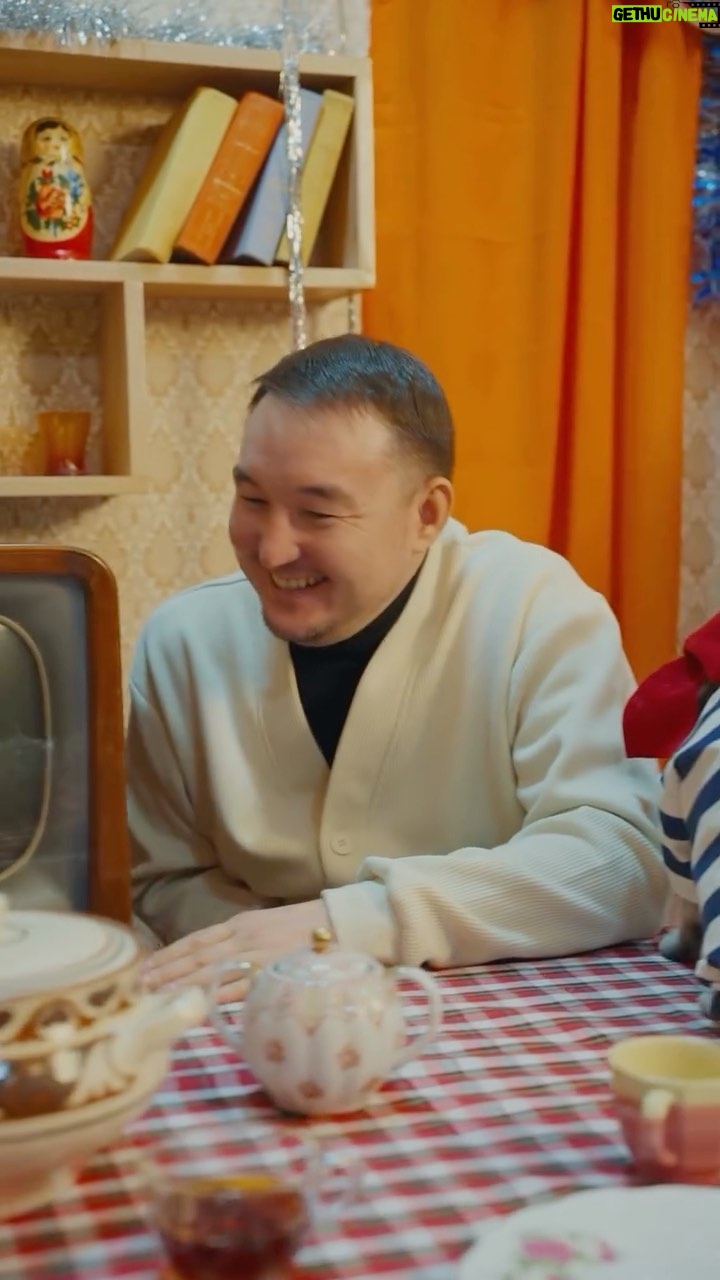 Madina Saduakasova - 40.6K Likes - “ Вашу маму и тут и там показывают ! До чего техника дошла 😉! “
Отбасымыздың атынан Жаңа жылға ностальгиялық видео қабыл алыңыздар 😍! Сіздің ойыңызша , өз рөліне жараса кеткен , ең күшті ойнаған кім ?
Папа : Олжас Смагулов
Дядя Федор : @smagulov_anuar_
Почтальон Печкин : @tulepbergen_baisakalov
Мама : @sadvakasovamadina
Шарик : @reya_chi Chivas
Кот Матроскин : @zliha.13 ( Жәнібек )