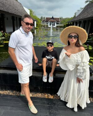 Madina Saduakasova Instagram - 2024-ке 💥зарядталып алдық ! Тайландтың  36 ☀️күйдік #витD, Андаман теңізінің тұзды суы, SPA, 🥥🍉🍍🥑 смузилар, шырындар …. 
Бір бірімізден алған зарядты айтсаңызшы 👨‍👩‍👦❤️👍 #Отбасылықдемалыс
Рахмет саған , Тай🌴❤️Өз елімізге таяйық ✈️ Жоспар көп, жұмыс көп ! Жаңа күшпен , жаңа дүниелерді бастаймыз! 
Олжаста да жұмыс , Әнуар сабақтан қалған бір апта оқуын қуып жету керек 🏃🏾‍♀️
2024 - гі мендегі жоспарлар таудай 😇 Командам заряженный Мәкеңді күтіп отыр ! Биыл бұйырса , Сіздерді қуантатын жаңалықтарым көп 😘😘 Сағындым , сүйдім , елде кездескенше 😘😘 Ақ жол бізге! #тайланд2024🌴