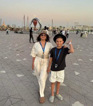 Madina Saduakasova Instagram - Катар еліндегі жазғы демалысымыз , ауа райының  50 градус ☀️ыстыққа қарамастан өте күшті болды ! Биыл ғана ашылған,  өзінің super аквапаркі бар @rixospremiumqetaifan бар құрметі мен қызметін көрсетті , сол жақтағы @rustar_online_tourism аэропорттан қарсы алып, қалаған күнімізде  Доха қаласын аралатты , Qatar елінің тарихымен, мәдениетімен таныстырды,  шығарып салды 👍
Біз болса, 😄 дым істемей от души * демалдық, теңізге түстік, аквапарктың аттракциондарына @smagulov_anuar_ - мен амал жоқтан барып , сырғанадық🤪 , қыдырдық, халқымен танысып , біліп , көріп , риза болып , рахмет айтып өзіміздің отанымызға , Алматымызға қайттық ❤️ 
Қанша жылдар бойы бізді шет елге демалыстарға жіберетін @arttourismkz компаниясына , менің жеке турагентыма @zaituna_sz рахмет үлкен ❤️🌹 
Сіздерде де болатын шығар , демалыс тез бітіп , бір түрлі аз болып қалған сияқты сезім😅 Катардан осылай қайттық) Біраздан соң қайтып келеміз , значит*
Келесі кездескенше , Катар 🇶🇦 !