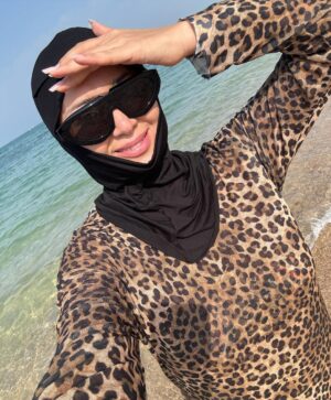 Madina Saduakasova Instagram - Таныдыңыздар ма ? Біз Катар еліндеміз ! 😍☀️🌴!!! 
Бұл елде осылай киінбесем  басқа амал жоқ 🤷‍♀️
Қалай ойлайсыз неге ? Үш нұсқа айтайын 
1 Катар ең ыстық елдердің бірі ☀️🌞🥵
2 Бұл елдің ережесі осындай ( ашық купальникпен суға түсуге болмайды 👙❌
3 Отельде Қазақстандықтар  өте көп , купальникпен жүру ұяттау ☺️
Дұрысын жазғандарға 5К🔥  3 рет !