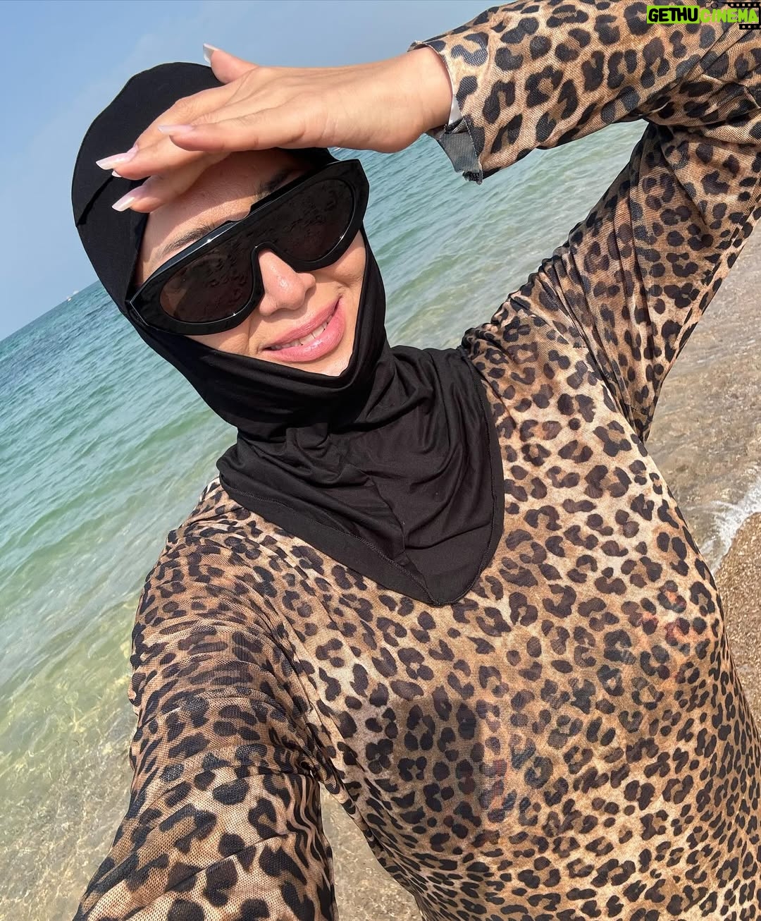 Madina Saduakasova - 52.7K Likes - Таныдыңыздар ма ? Біз Катар еліндеміз ! 😍☀️🌴!!!
Бұл елде осылай киінбесем басқа амал жоқ 🤷♀️
Қалай ойлайсыз неге ? Үш нұсқа айтайын
1 Катар ең ыстық елдердің бірі ☀️🌞🥵
2 Бұл елдің ережесі осындай ( ашық купальникпен суға түсуге болмайды 👙❌
3 Отельде Қазақстандықтар өте көп , купальникпен жүру ұяттау ☺️
Дұрысын жазғандарға 5К🔥 3 рет !