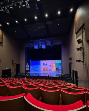 Magdalena Boczarska Instagram - Wpadliśmy wczoraj na warszawski Ursynów zrobić teatralne zamieszanie. Podobno się udało 💫🌪️ 
🎭 „Wypiór” @teatr_imka

Oczyma @dionizytenor widziane 🙃📸