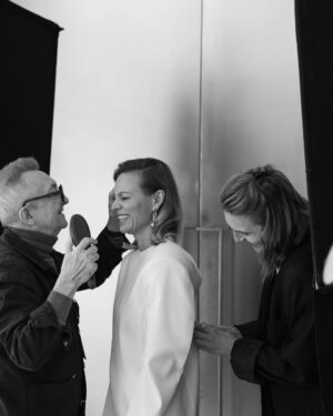 Magdalena Boczarska Instagram - „Czy to nie jest cudowne, że ten zawód pozwala mi spotykać tak wspaniałe osoby?!
Relacje są naszą największą siłą i tego zamierzam się trzymać, też w tych dziwnych, niepewnych czasach. Drugim człowiekiem jesteśmy silni – co jest też moim komentarzem do tego, co dzieje się wokół” – powiedziała w wywiadzie dla „Zwierciadła” Magdalena Boczarska.
 
 
Jeśli Wasz plan na weekend to kawa i dobra lektura, polecamy Wam majowy numer „Zwierciadła”. A my zaglądamy dzisiaj za kulisy sesji, która towarzyszy rozmowie aktorki z Joanną Olekszyk, redaktorką naczelną „Zwierciadła”. 

Zobaczcie co tam się działo oczami autorki zdjęć, Katarzyny Miśkowiec, dyrektorki artystycznej magazynu.