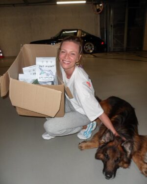 Magdalena Boczarska Instagram - To będzie krótka historia o aktorce, owczarku niemieckim i nowej marce suplementów zdrowia dla psów o nazwie @hejpiesku której jestem częścią🐶. Z tym przystojniakiem o imieniu Sky, znamy się ponad 7 lat. Jakiś czas temu przeszedł nagłą, bardzo poważną operację i nie było na rynku nic, co pomogłoby mu odzyskać siły. Na szczęście jego opiekunką jest @katefrydrych - moja przyjaciółka i agentka w jednej osobie, której powiedzieć “nie da się”, to jak rzucić wyzwanie 💪. I tak oto powstały suplementy zdrowia dla psów, w formie pysznych smaczków, na bazie naturalnych składników, z jedynym takim składem w Polsce, przebadane w laboratorium, stworzone przy współpracy z wybitnymi dietetykami. I przy okazji zobaczcie te opakowania! 🫶🫶🫶. Bardzo chciałam być częścią tego pięknego projektu, więc zostałam dobrym duchem marki i jedną z inwestorek. I teraz noszę pudła, wieszam plakaty w kawiarniach, zaczepiam psy na ulicach... Także wszystkie pieski świata, żyjcie długo! Zaopiekujemy się Wami z największą radością ❤️🐶.

[marka własna]