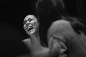 Magdyel Ugaz Instagram - Se acabó la temporada , tantas risas, encuentros, emociones y aprendizajes.
El teatro me sana, me saca de la cabeza y me lleva directo al corazón.

Gracias a quienes vinieron, a quienes aplaudieron, a quienes se dejaron tocar por esta historia.
Y gracias al teatro… por seguir siendo ese lugar al que siempre quiero volver
Gracias a mis beibis @anialva @gianellaneyra_ las amoooo 
A mi @renato.nonajulca ♥️ a mi @raulzuazor que hermoso reencuentro amigo mío y a mis compañeros maravillosos 
@_cristianrivero @armando_machuca  que hermoso ha sido compartir y jugar juntos en el escenario .

Fotos de la capa : @camarabrownie