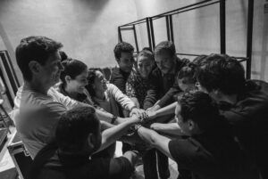 Magdyel Ugaz Instagram - Se acabó la temporada , tantas risas, encuentros, emociones y aprendizajes.
El teatro me sana, me saca de la cabeza y me lleva directo al corazón.

Gracias a quienes vinieron, a quienes aplaudieron, a quienes se dejaron tocar por esta historia.
Y gracias al teatro… por seguir siendo ese lugar al que siempre quiero volver
Gracias a mis beibis @anialva @gianellaneyra_ las amoooo 
A mi @renato.nonajulca ♥️ a mi @raulzuazor que hermoso reencuentro amigo mío y a mis compañeros maravillosos 
@_cristianrivero @armando_machuca  que hermoso ha sido compartir y jugar juntos en el escenario .

Fotos de la capa : @camarabrownie