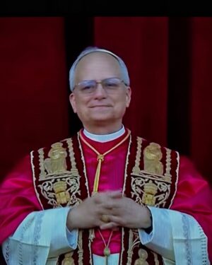 Małgorzata Kożuchowska Instagram - Pokój Wam wszystkim! Tak powitał wiernych nowy papież Leon  XIV Pierwszy papież z USA z Chicago. Mówił o byciu razem, o kościele dla wszystkich, o budowaniu mostów i o dialogu.O  tym, że świat potrzebuje dziś pokoju. Zaczyna się nowy rozdział w życiu kościoła. Po tym pierwszym przemówieniu jestem pełna nadziei, że to papież rozumiejący dzisiejszy świat i będzie prowadził  kościół bliski ludziom i rozumiejący ich problemy. KModlę się dziś za niego!🤍