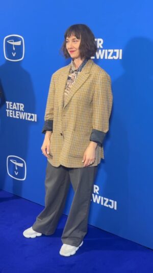 Małgorzata Kożuchowska Instagram - Jesteśmy  w @fina_gov  na pokazie premierowy spektaklu Teatru Telewizji „W imię Jakuba S.” w reż. Pawła Demirskiego @demirski 

Obsada:
Jacek Poniedziałek @jacekponiedzialek 
Marcin Bubółka
Małgorzata Kożuchowska @malgorzatakozuchowska_ 
Marta Malikowska @marta_malikowska 
Monika Frajczyk. @fraja_m 
Marcin Czarnik @marcin_czarnik 
Filip Pławiak @filipplawiak 

Premiera w Teatrze Telewizji: 05.05.2025
Czas: ok. 85 min.

Muzyka
Małgorzata Tekiel 

Scenariusz i reżyseria
Paweł Demirski @demirski 

Scenografia
Kornelia Dzikowska-Demirska @korneliadzikowska 

Charakteryzacja
Marta Szczerkowska @martaszczerkowska_makeupartist 

Zdjęcia
Paweł Flis @pawelflis_dop