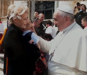 Małgorzata Kożuchowska Instagram - Papieża Franciszka zapamiętam jako  niezwykle bezpośredniego ciepłego i spontanicznego człowieka. Swoim pontyfikatem od  początku zwracał uwagę świata na tych, którzy z różnych powodów znaleźli się na marginesie społeczeństwa . Na biednych, bezdomnych, ofiary wojen, prześladowań. Świadomie rezygnował z wygód i przywilejów. Żył skromnie; odwiedzał więźniów i zasiadał z bezdomnymi do posiłków, które z Jego inicjatywy organizowano na Watykanie.  Był blisko ludzi. Jego pontyfikat przypadł na trudne czasy i choć był jednym z najstarszych papieży miał otwartą głowę i energię do działania na miarę młodego człowieka. 
Foto.  Dziesięć lat temu na Placu Świętego Piotra podczas audiencji środowej .