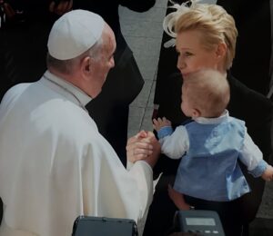 Małgorzata Kożuchowska Instagram - Papieża Franciszka zapamiętam jako  niezwykle bezpośredniego ciepłego i spontanicznego człowieka. Swoim pontyfikatem od  początku zwracał uwagę świata na tych, którzy z różnych powodów znaleźli się na marginesie społeczeństwa . Na biednych, bezdomnych, ofiary wojen, prześladowań. Świadomie rezygnował z wygód i przywilejów. Żył skromnie; odwiedzał więźniów i zasiadał z bezdomnymi do posiłków, które z Jego inicjatywy organizowano na Watykanie.  Był blisko ludzi. Jego pontyfikat przypadł na trudne czasy i choć był jednym z najstarszych papieży miał otwartą głowę i energię do działania na miarę młodego człowieka. 
Foto.  Dziesięć lat temu na Placu Świętego Piotra podczas audiencji środowej .