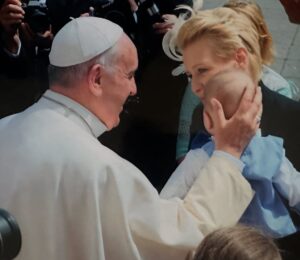 Małgorzata Kożuchowska Instagram - Papieża Franciszka zapamiętam jako  niezwykle bezpośredniego ciepłego i spontanicznego człowieka. Swoim pontyfikatem od  początku zwracał uwagę świata na tych, którzy z różnych powodów znaleźli się na marginesie społeczeństwa . Na biednych, bezdomnych, ofiary wojen, prześladowań. Świadomie rezygnował z wygód i przywilejów. Żył skromnie; odwiedzał więźniów i zasiadał z bezdomnymi do posiłków, które z Jego inicjatywy organizowano na Watykanie.  Był blisko ludzi. Jego pontyfikat przypadł na trudne czasy i choć był jednym z najstarszych papieży miał otwartą głowę i energię do działania na miarę młodego człowieka. 
Foto.  Dziesięć lat temu na Placu Świętego Piotra podczas audiencji środowej .