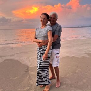 Małgorzata Pieczyńska Instagram - Co za wspaniały czas❤️ Tropikalne Słońce 🌞 Kilometry przepłynięte codziennie w morzu Andamańskim🏊‍♀️ genialne lekcje tajskiej kuchni🌶️🤪 I przede wszystkim tajskiej życzliwości , uśmiechu i szacunku dla Rodziców. Żegnaliśmy się w dzień urodzin Mamy. Jestem wdzięczna, że mogliśmy być świadkami pięknej uroczystości urodzinowej. 🙏 przepięknych życzeń i błogosławieństw🙏 na zdjęciu grupowym cała rodzina Mama Tata ,dwie córki, zięć i wnuczek🎂🙏🧘‍♀️

#tajskarestauracja #tajlandia❤️ #rodzinnewakacje #thailand🇹🇭 #uroczystość #rodzinnawycieczka #tropikalnie