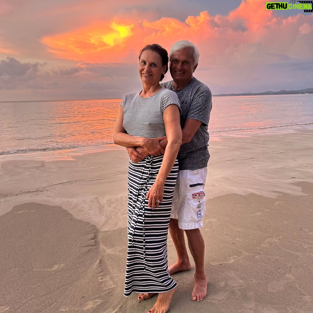Małgorzata Pieczyńska - 3.3K Likes - Co za wspaniały czas❤️ Tropikalne Słońce 🌞 Kilometry przepłynięte codziennie w morzu Andamańskim🏊♀️ genialne lekcje tajskiej kuchni🌶️🤪 I przede wszystkim tajskiej życzliwości , uśmiechu i szacunku dla Rodziców. Żegnaliśmy się w dzień urodzin Mamy. Jestem wdzięczna, że mogliśmy być świadkami pięknej uroczystości urodzinowej. 🙏 przepięknych życzeń i błogosławieństw🙏 na zdjęciu grupowym cała rodzina Mama Tata ,dwie córki, zięć i wnuczek🎂🙏🧘♀️
#tajskarestauracja #tajlandia❤️ #rodzinnewakacje #thailand🇹🇭 #uroczystość #rodzinnawycieczka #tropikalnie