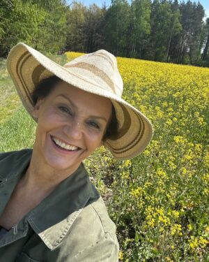 Małgorzata Pieczyńska Instagram - Co za wspaniały ,słoneczny 1maja”👍 Święto pracy! Bardzo dobrze pamiętam sprawdzanie listy obecności na obowiązkowym pochodzie pierwszomajowym🤨😜 Trybuny honorowe przed Pałacem Kultury i manifestujące obowiązujący entuzjazm masy ludzi pracy🤨 Dzisiaj swobodnie decyduję jak wykorzystam mój wolny dzień 🤪🤸🏽‍♂️🧘‍♀️ zaplanowałam pracę w ogrodzie i sadzie który zakładał mój Tato ponad 50 lat temu,
„Ta wieś,",bez przerwy domaga się ode mnie  PRACY🤨a im więcej pracuję, tym więcej mam energii🤪i pomysłów 🤸🏽‍♂️🌺🥒 Niekończące się sprzątanie, grabienie, pielenie, sadzenie ,pielęgnowanie domu i ogrodu. 🧹⚒️🥦🥒Bez pracy, dom jak żywy organizm umiera. Drobne usterki nieusuwane zamieniają go w ruinę. Natura lepiej sobie radzi. Po prostu dziczeje i to oczywiście łatwiej zaakceptować. Jednym słowem, widzę w pracy wielką wartość. Jestem wdzięczna światu i sobie że mogę wykonywać pracę którą kocham i która daje mi utrzymanie 👍 kłaniam się wszystkim pracującym🙏❤️

#1maj #świętopracy #życienawsi #wiejskidom #praceogrodowe #wmoimogrodzie #milegodnia