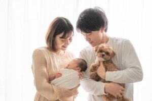 Mai Hagiwara Instagram - 今日で息子が生まれてから
1ヶ月が経ちました👶🏻🎗️

ほんとあっという間でびっくり。
写真を見返すとお顔も毎日少しずつ変わっていって
体やお顔にもおにくがついてきて日々の成長に
母は感動🥹🤍

産後実家に里帰りしたての1週間ごろは特に
なんで泣いてるのかわからないし、体も痛くて思うように動けなくて母にたくさん助けてもらいながら教えてもらってという日々で、今ももちろんまだわからないことや
勉強の毎日ですが、少しずつ眠い泣きだなぁとかお腹すいたんだなぁとかわかるようになってきて気持ちも体も落ち着いてきました🌿

起きてる時間が増えてきたり
笑ったり、首がすわってきたり少しずつ成長していく姿が愛おしいです🤍

あっという間に半年、1歳となっていくんだろうな〜。
こんなに幸せな毎日を私たちに与えてくれている
息子に感謝です୨୧

そして写真はニューボンフォトを撮ってもらったもの。

@over_the_moon_newborn さんにお願いしました📸💕
里帰り中だったので実家にきていただき
撮影をしていただきました！

とっても可愛く素敵に撮っていただき
親バカ全開だった🤭笑

家族写真もすごくお気に入り🐶🩷
ぷぅもカメラ目線だね☺️

この時期の息子は特に泣き虫くんだったから
ちゃんと撮影できるか心配だったけど、さすがプロの方で泣かずに素敵な写真ばかり撮っていただき
感謝と感動でした🥲❕

とっても良い思い出になりました🌿
ありがとうございました！

そして私の投稿を見て予約してくださった方には
特典として『ご予約のプラン＋1パターンをプレゼント』
を特別にしていただけるみたいなので是非ニューボンフォト悩まれてる方、興味ある方はチェックしてみてくださいね🪽

#ニューボンフォト
#overthemoon
#新生児
#生後1ヶ月
#pr