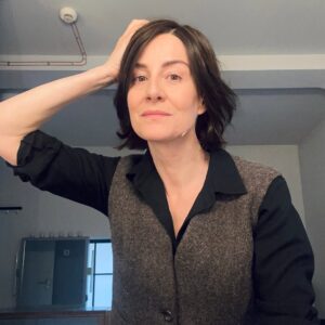 Maja Ostaszewska Instagram - " Nie dam się zaszufladkować. Nie będę freudystką, egzystencjalistką, dekonstrukcjonistką, ani feministką. Będę Sarą Kofman. Bo najtrudniej nią być.”
DZIŚ PREMIERA…. TRZYMAJCIE KCIUKI 
„KOFMAN. PODWÓJNE WIĄZANIE" 
Siedziałam w tym od października. Jestem gotowa…..
Gramy 10, 11, 12, 13, 15.04 
19, 20, 21, 22.06 
@nowy_teatr #sarahkofman #kalwat @voytek_blehash #libera @mo_muskala @jochudyk @hellmannsaskia @noweepifanie