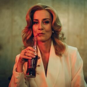 Maja Ostaszewska Instagram - PROJEKT UFO od dziś w @netflixpl 💥💥💥w Polsce i na świecie. 
Wera Wierusz zaprasza do oglądania tego autorskiego czteroodcinkowego serialu napisanego i wyreżyserowanego przez Kaspra Bajona. Ze świetnymi zdjęciami Kuby Kijowskiego. Autorkami wyglądu Wery są @daria_siejak i @bemmagda 🌹